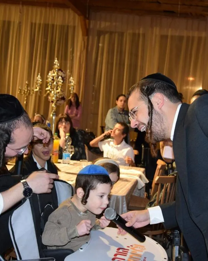יענקי, בנו של יהודה איינהורן, ברגע מרגש באירוע של 'הורה ומיוחד' / Yanki, Yehuda's son, at a Horeh u'Meyuhad event
