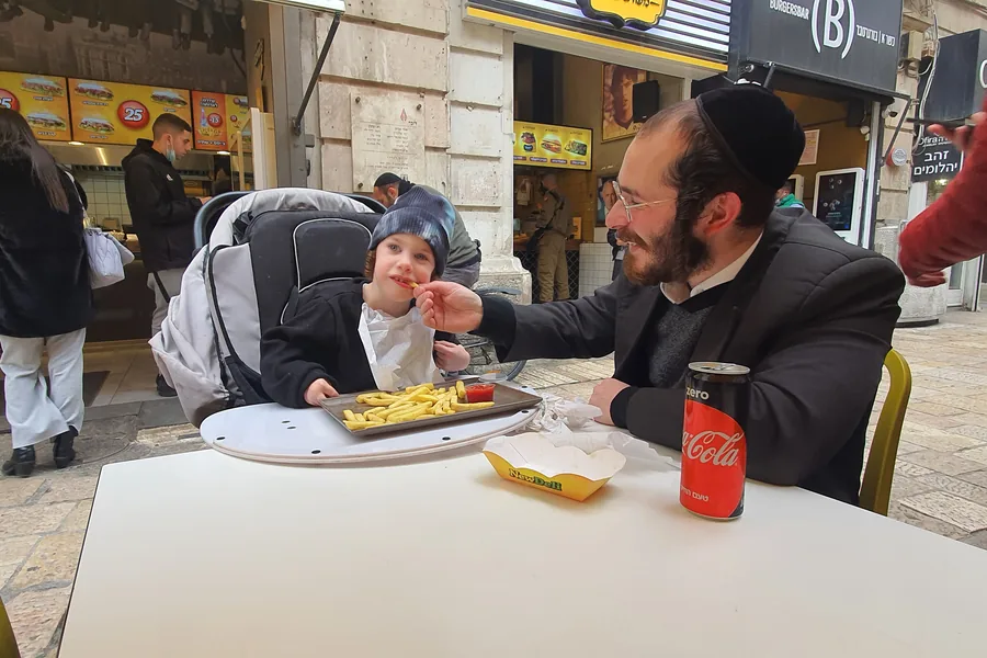 יהודה מאכיל את יענקי — רגע של אבא ובן / Yehuda feeding Yanki