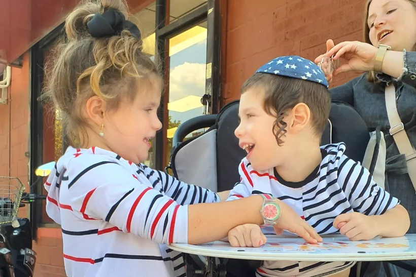 יענקי עם אחותו מלכי / Yanki with his sister Malki